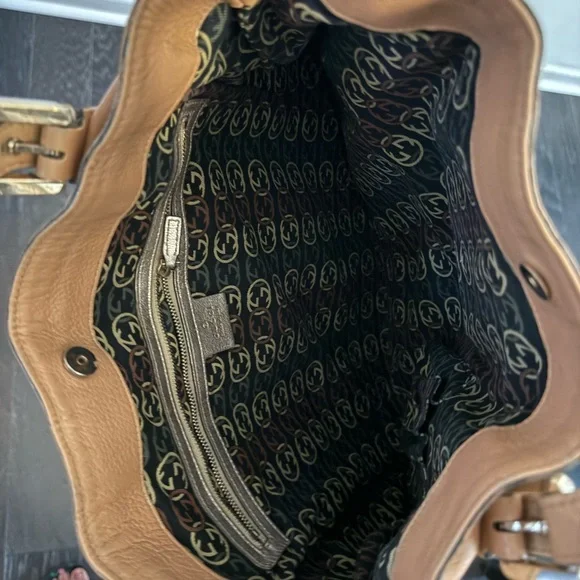 Gucci Brown Leather Shoulder Bag with Gold Accents - Picture 3 of 9